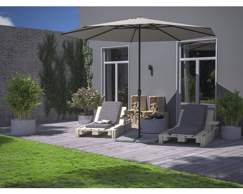 Terasa cu două șezlonguri din lemn, umbrelă de soare, măsuță laterală și decorațiuni pe podea de lemn