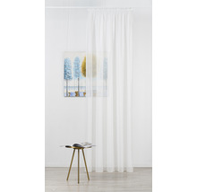Fulare decorative din material alb transparent într-o cameră luminoasă
