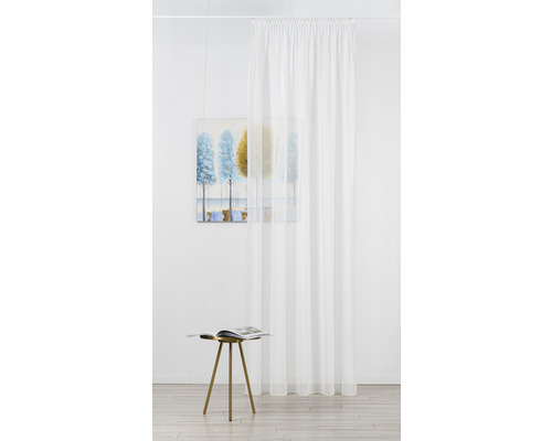 Fulare decorative din material alb transparent într-o cameră luminoasă