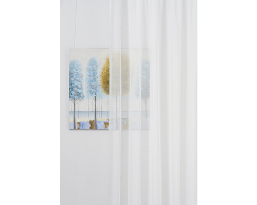 Cortină albă din material transparent în fața unui perete cu o pictură