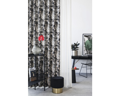 Cameră decorativă cu perdele cu model, birou și taburet