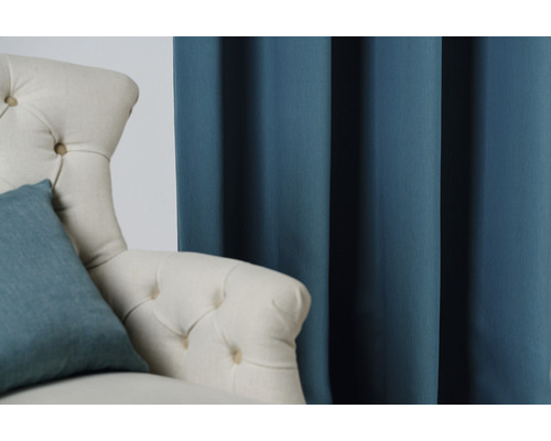 Cortină decorativă albastră lângă fotoliu