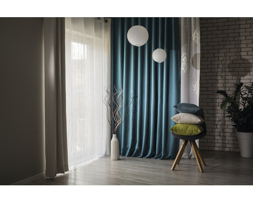 Living decorativ cu perdele, perne și plantă de apartament