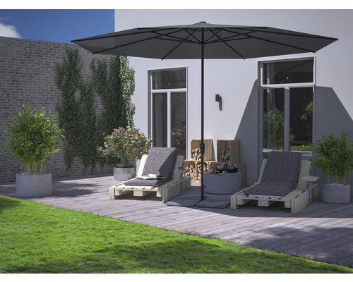 Exterior cu umbrelă de soare, mobilier de grădină și plante pentru terasă sau grădină