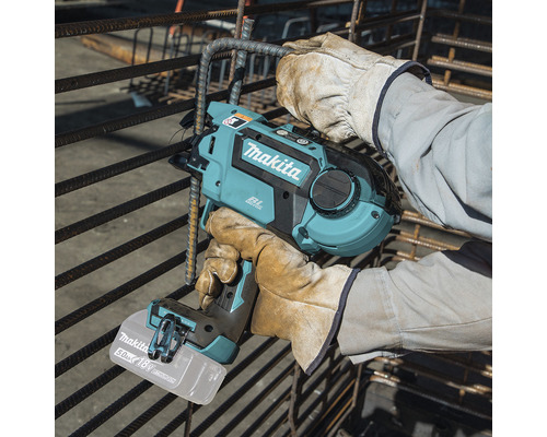 Aparat de legat Makita în uz pentru conectarea barelor de armătură