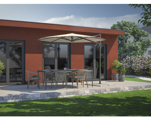 Terasa cu masă, scaune și umbrelă de soare în fața unei case.