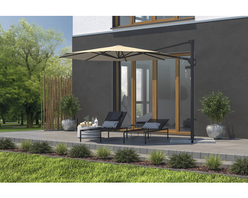 Terasa cu umbrelă, șezlonguri și decorațiuni