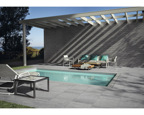 Exterior cu piscină, pardoseală cu gresie, perete cu gresie, pergolă și mobilier de grădină.