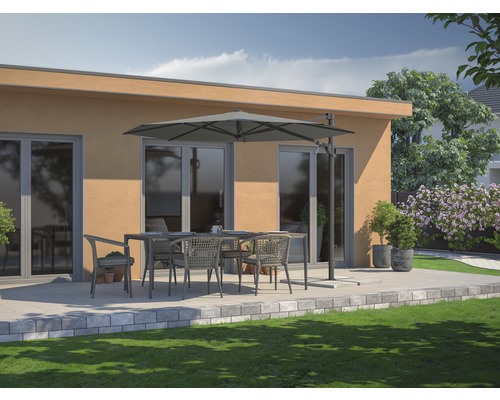 Scenă de terasă cu masă, scaune și umbrelă de soare în fața unei clădiri