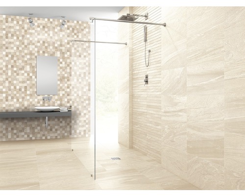 Baie luminoasă cu gresie, cabină de duș și chiuvetă