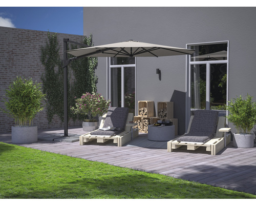 Zonă de grădină cu două șezlonguri, umbrelă de soare, lăzi de lemn și jardiniere pe o terasă din lemn