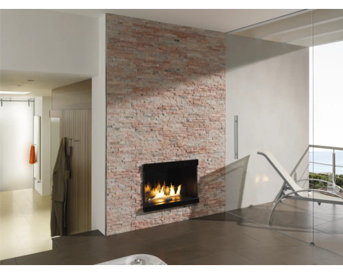 Baie cu șemineu și perete de piatră