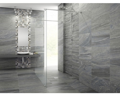 Baie modernă cu gresie gri, lavoar și cabină de duș din sticlă.