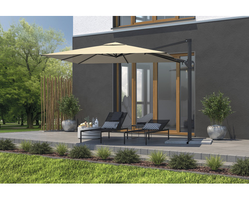 Scenă cu umbrelă de soare, șezlonguri de grădină și decorațiuni pe o terasă