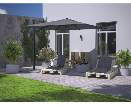 Scenă de terasă cu două șezlonguri din lemn, umbrelă de soare și decorațiuni