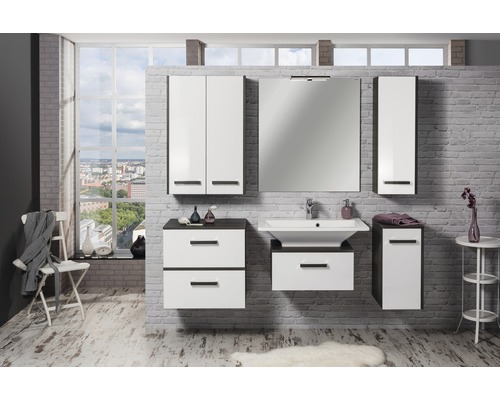 Baie cu chiuvetă, dulap cu oglindă și dulapuri înalte pe un perete de cărămidă