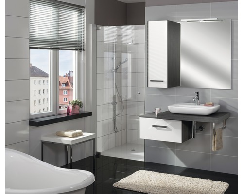 Baie modernă cu duș, chiuvetă, dulap cu oglindă și fereastră