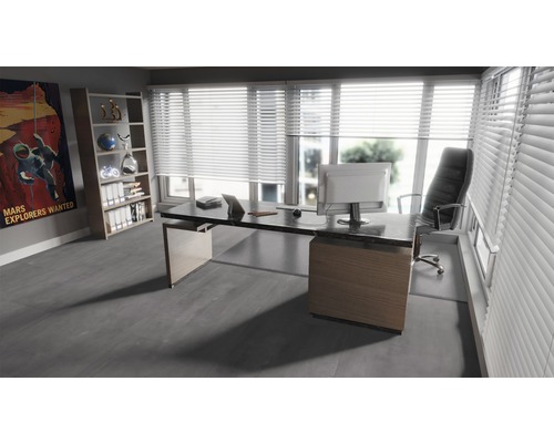 Birou cu masă, scaun de birou, raft și fereastră cu jaluzele