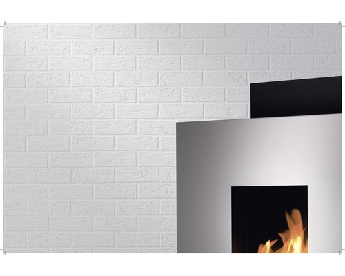 Șemineu decorativ în fața unui perete de cărămidă