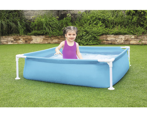 Fetiță într-o piscină pentru copii cu cadru pentru grădină