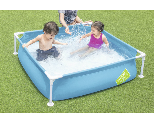 Copii se stropesc într-o piscină albastră cu cadru alb