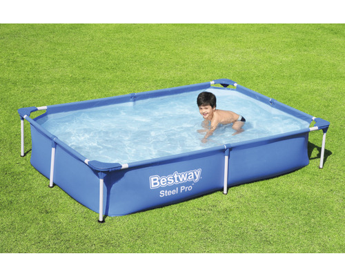 Piscină cu cadru din oțel Bestway Steel Pro cu copil în apă pe gazon