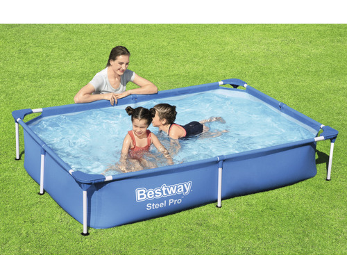 Piscină dreptunghiulară Bestway Steel Pro cu familie pe un gazon.