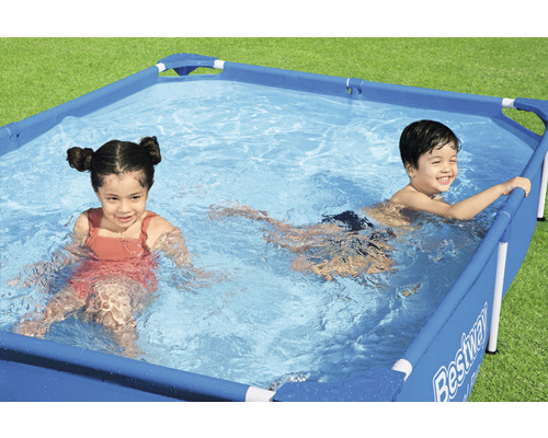 Copii care fac baie într-o piscină dreptunghiulară în grădină cu logo-ul Bestway