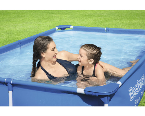 Femeie și copil în piscină dreptunghiulară cu cadru de oțel Bestway