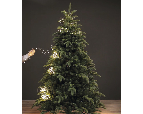 Brad artificial de Crăciun decorat cu ghirlandă luminoasă