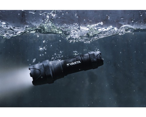Lanterna Varta neagră sub apă cu fascicul de lumină