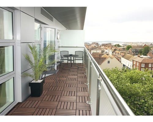 Amenajarea unui balcon cu plăci de terasă, masă și scaune