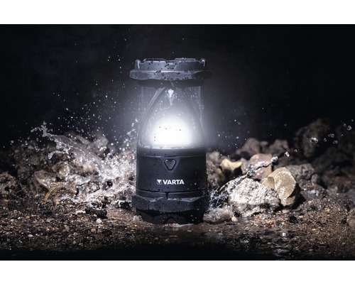 Lanternă Varta în exterior cu stropi de apă