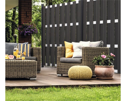 Terasa cu mobilier împletit și paravan de intimitate