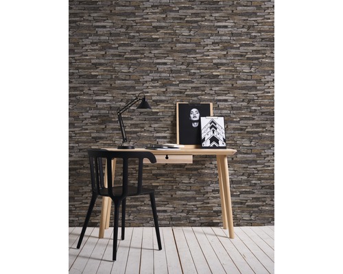 Amenajare cu birou, scaun, lampă și perete cu aspect de piatră pentru birou sau birou de acasă.