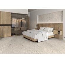 Dormitor cu pat, dulap și podea cu gresie