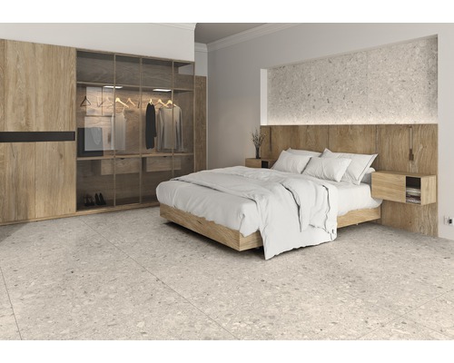 Dormitor cu pat, dulap și podea cu gresie