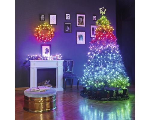 Living decorativ cu brad de Crăciun iluminat, coroană de Crăciun și șemineu