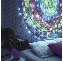 Dormitor cu tapiserie și ghirlandă luminoasă pentru iluminat ambiental