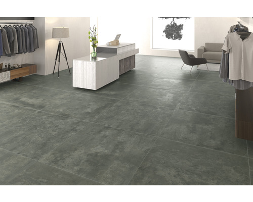 Plăci de format mare într-un magazin cu haine și mobilier.