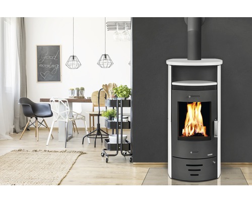 Cameră de zi cu șemineu, masă și decorațiuni pentru o atmosferă primitoare