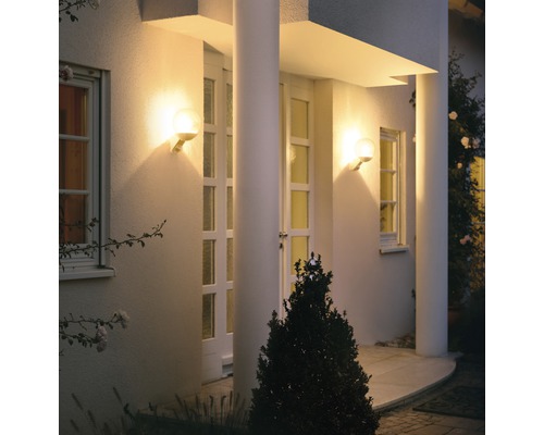 Fațadă de casă iluminată cu două lămpi de perete rotunde