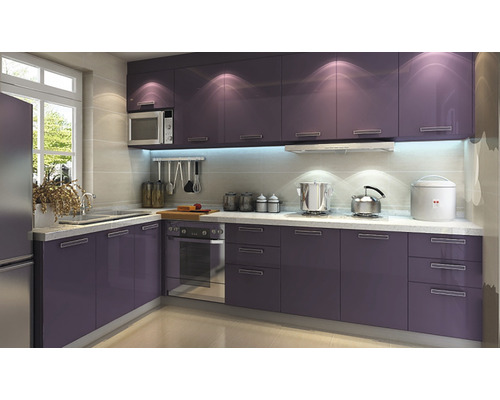 Bucătărie modernă cu dulapuri mov și blaturi albe.