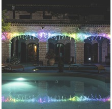 Casă cu iluminare, piscină și șezlonguri