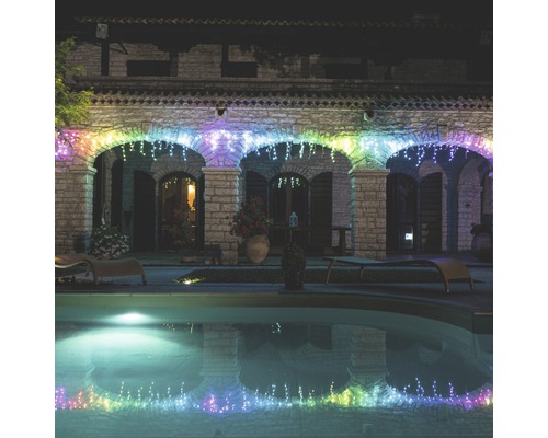 Casă cu iluminare, piscină și șezlonguri