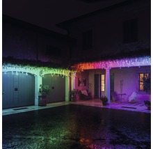 Fațadă de casă cu lanț luminos cu LED-uri ca iluminat festiv