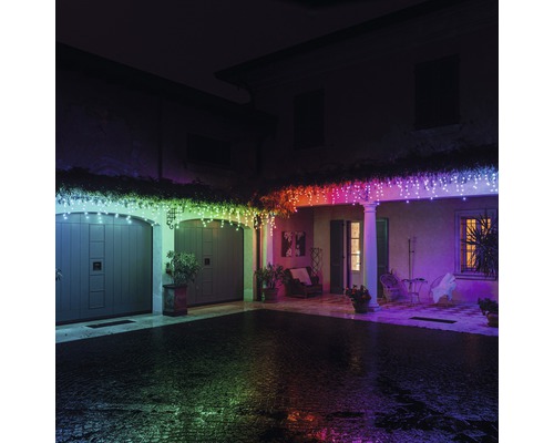 Fațadă de casă cu lanț luminos cu LED-uri ca iluminat festiv