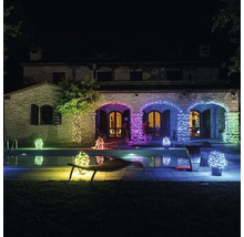 Casă iluminată cu lumini LED lângă piscină