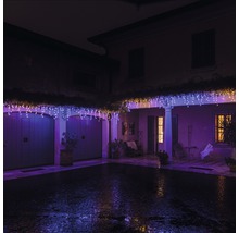 Clădire iluminată cu ghirlandă luminoasă tip țurțuri pentru decorare