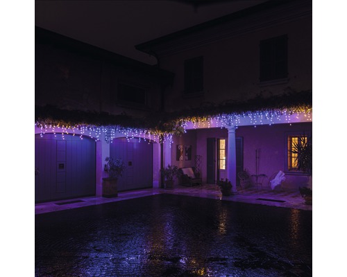 Clădire iluminată cu ghirlandă luminoasă tip țurțuri pentru decorare